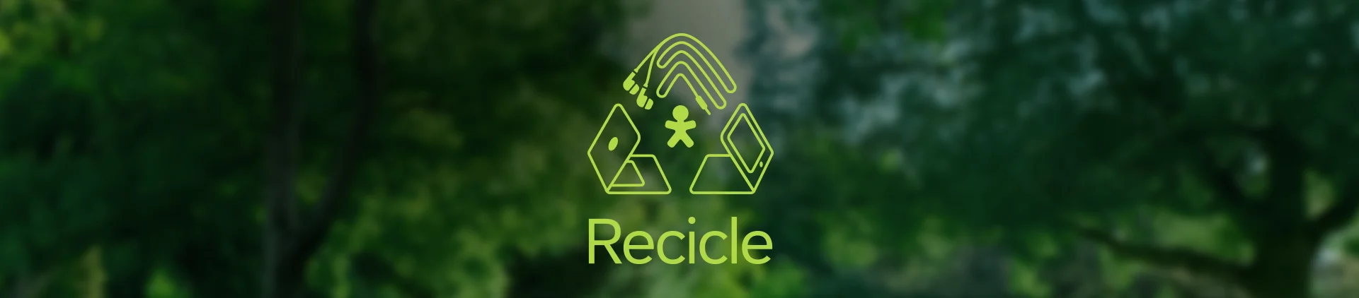 Imagem de uma floresta com símbolo de reciclagem composto com notebooks e fone de ouvido.
