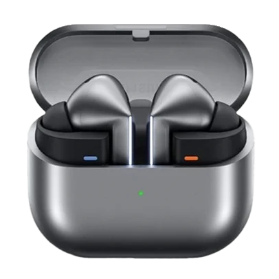 Imagem de um fone de ouvido, sem fio, na case. Ambos na cor cinza.