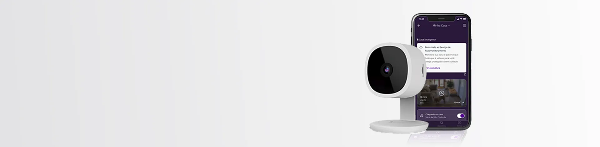 Camera de monitoramento, branca, ao lado de um smartphone com app Casa Inteligente aberto.