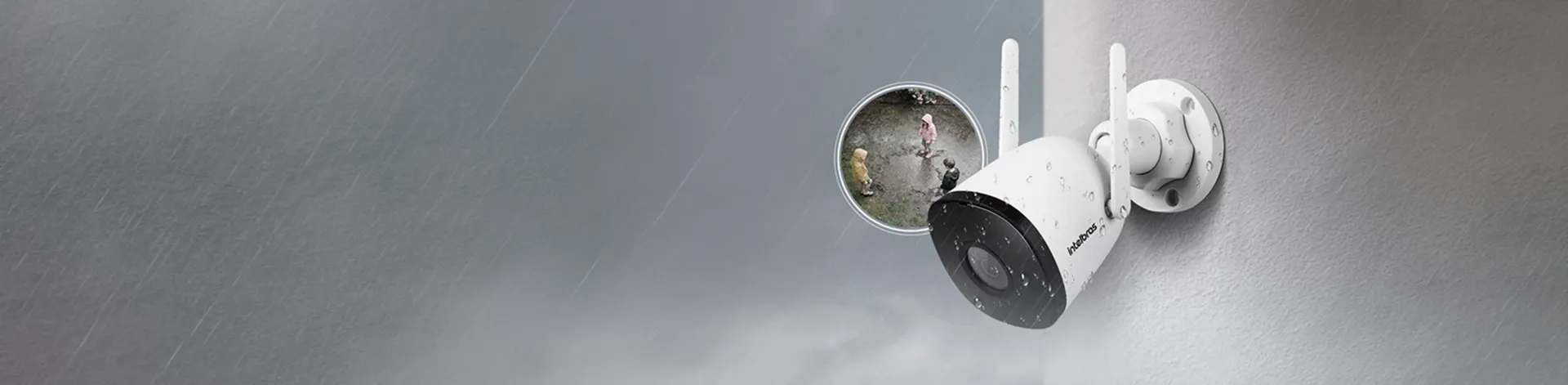 Câmera de segurança filmando crianças brincando na chuva.