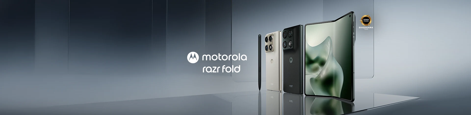 Composição de imagem com três celulares, uma tag Motorola Razr Fold.