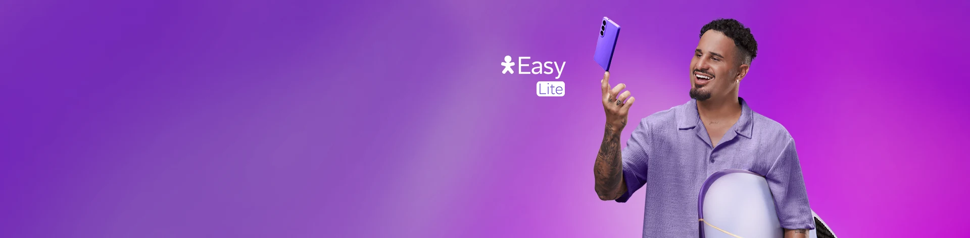 Surfista Ítalo segurando um celular na ponta do dedo e uma prancha. Logo Easy Lite.