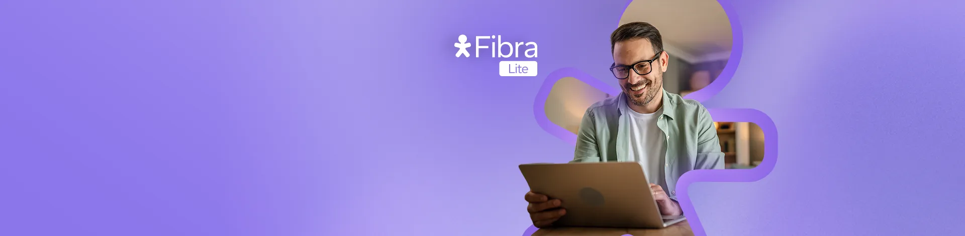 Banner da Fibra Lite com pessoa usando notebook sobre fundo em tons de roxo.