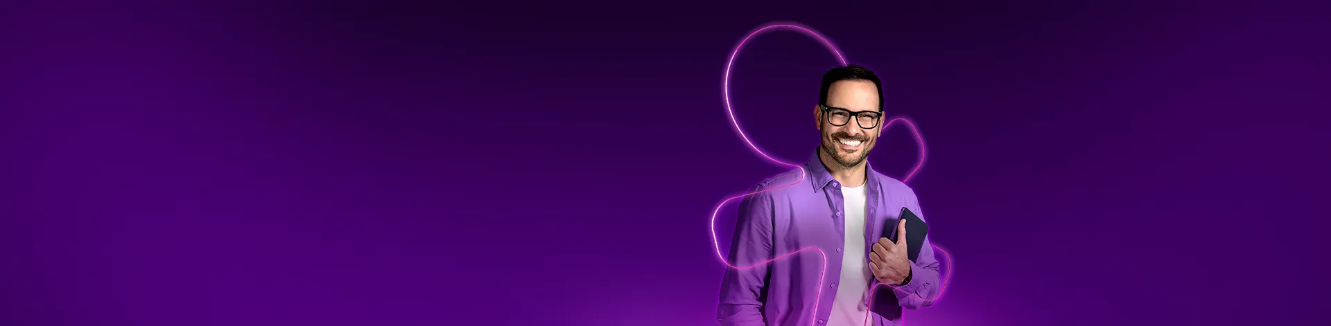 Imagem com fundo roxo e um homem sorrindo com um caderno na mão