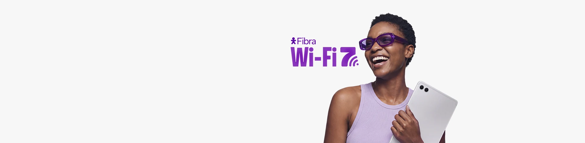 Pessoa segurando tablet ao lado da marca Vivo Fibra Wi‑Fi 7.