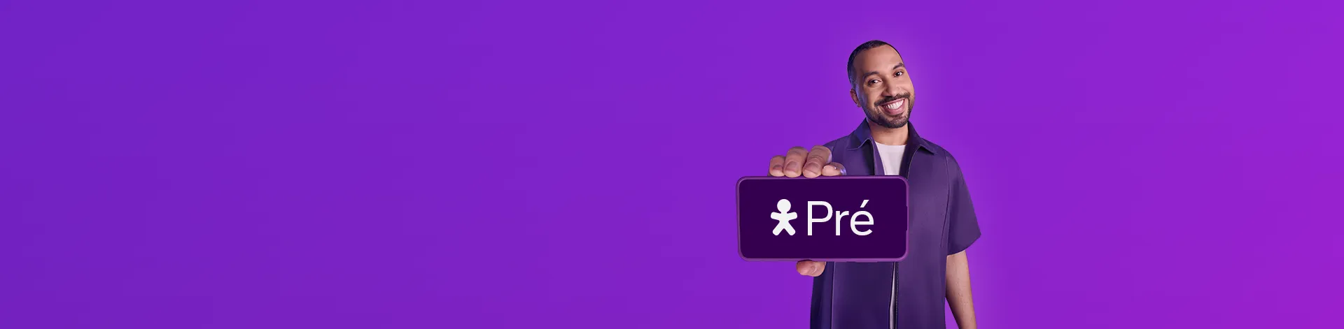 Imagem com fundo roxo claro e roxo escuro e um homem com camiseta roxa sorrindo mostrando celular