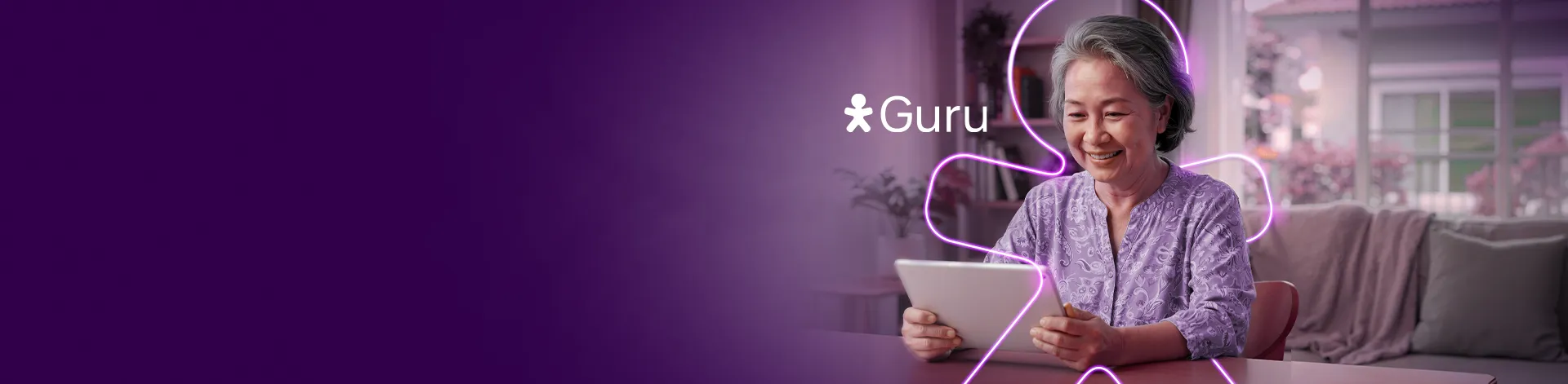 Idosa segurando tablet na sala de casa. Com logo Vivo Guru.