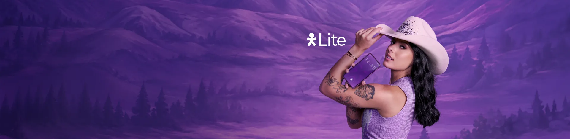 Ana Castela com chapéu rosa e segurando celular. Ao lado logo Vivo Lite.