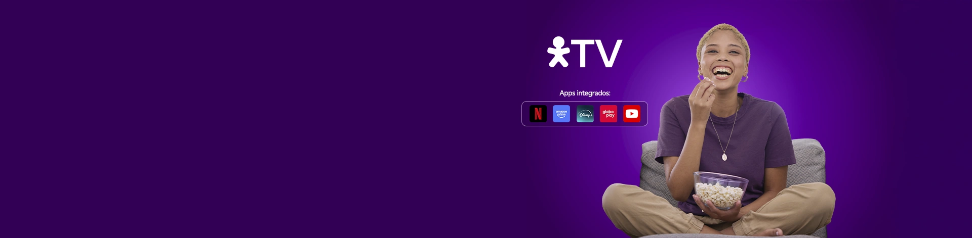 Mulher sentada comendo pipoca com logo Vivo TV e logos dos apps inclusos.