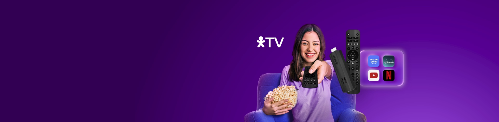 Imagem de uma garota com uma bacia cheia de pipoca apontando o controle remoto.