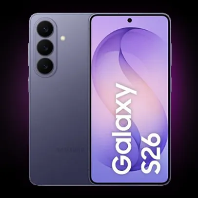 Smartphone Samsung Galaxy S26 violeta com três câmeras traseiras em destaque.