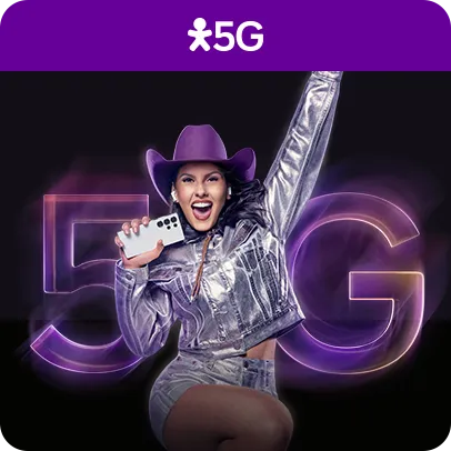 Imagem de uma mulher feliz com um celular na mão e atrás o logo Vivo 5G