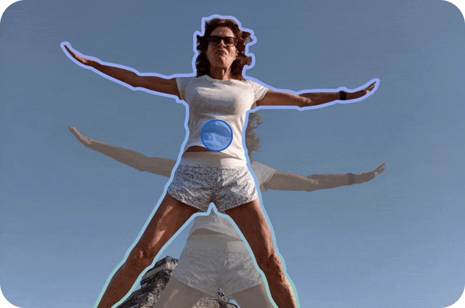 Mulher pulando e imagem dela contornada mostrando a funcionalidade da ferramenta de recortar.