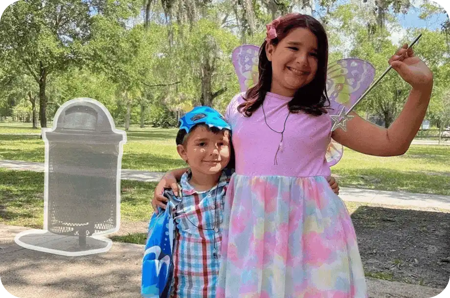 Duas crianças em um parque com uma lixeira ao fundo contornada mostrando a funcionalidade do editor.