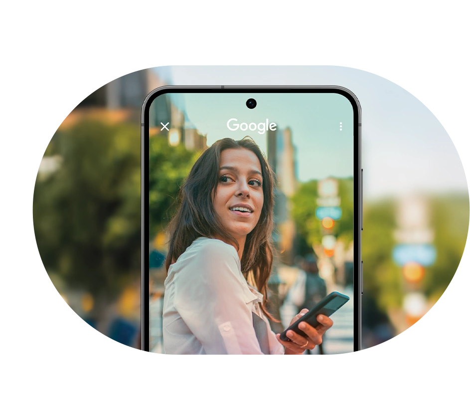 Imagem dentro de uma tela de smartphone com uma moça com celular na mão olhando para o lado.