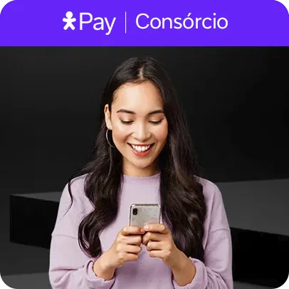Mulher sorridente segurando um celular e olhando para a tela. Lê-se: Vivo Pay, Consórcio.
