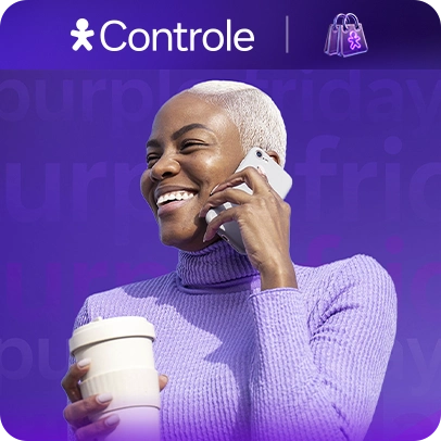 Mulher de fone de ouvido com celular e café nas mãos, e logo Vivo Controle com sacola Purple Friday.