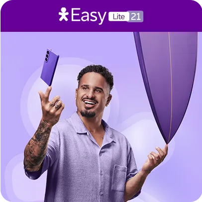 Imagem do surfista Ítalo segurando um celular na ponta do dedo em uma mão e uma prancha na outra mão