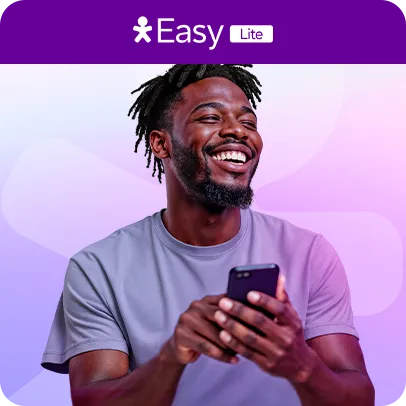 Homem com celular na mão e logo Easy Lite em cima.