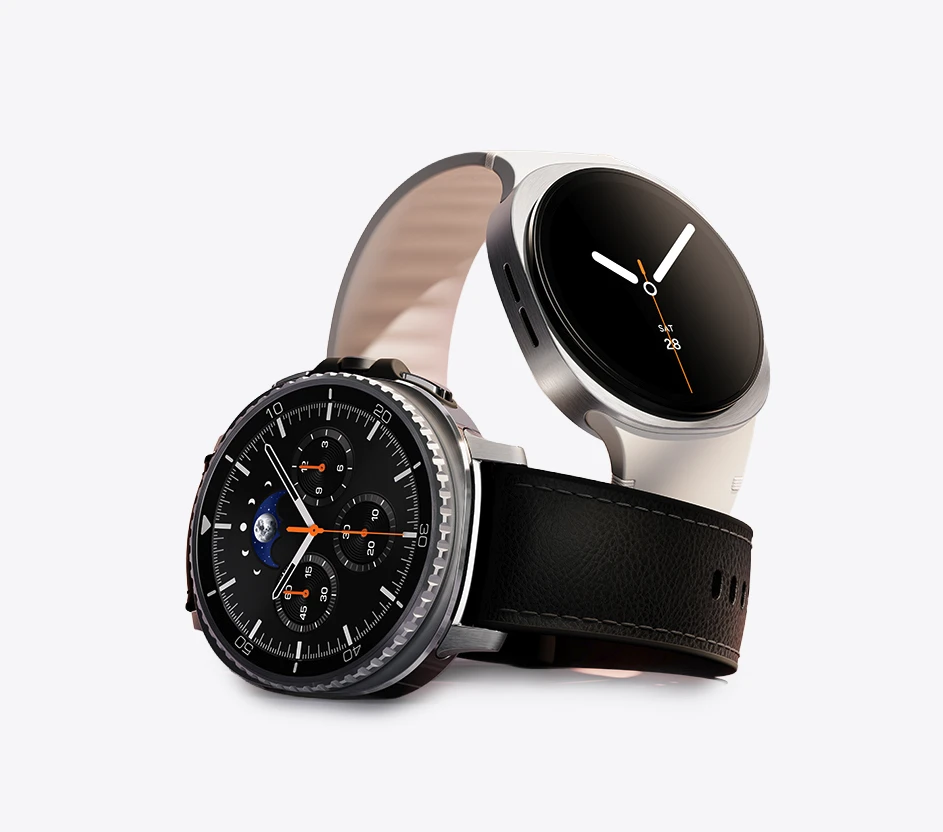 Imagem de dois Galaxy Watch interligados, um preto e um branco.