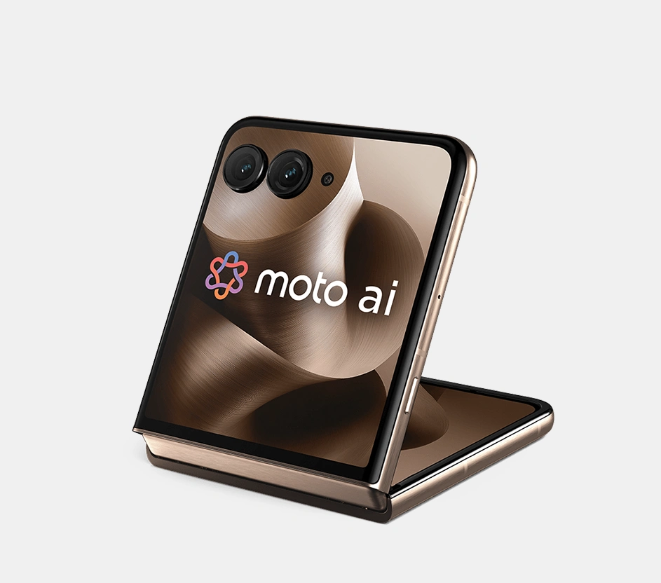 Smartphone Motorola Razr 60 Ultra semi aberto.