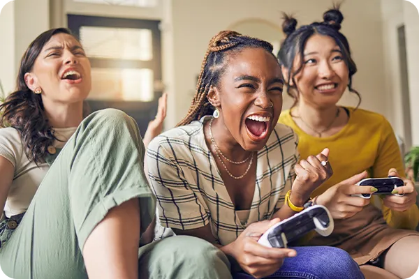 Grupo reunido com controles de videogame durante uma partida multiplayer.