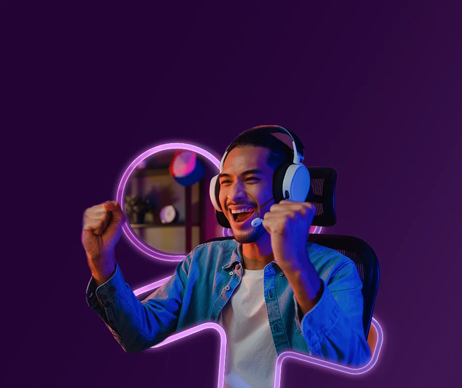 Homem jovem animado com um jogo e com um fone de ouvido.