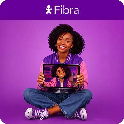 Pessoa sentada segurando tablet com personagem ilustrada em fundo roxo.