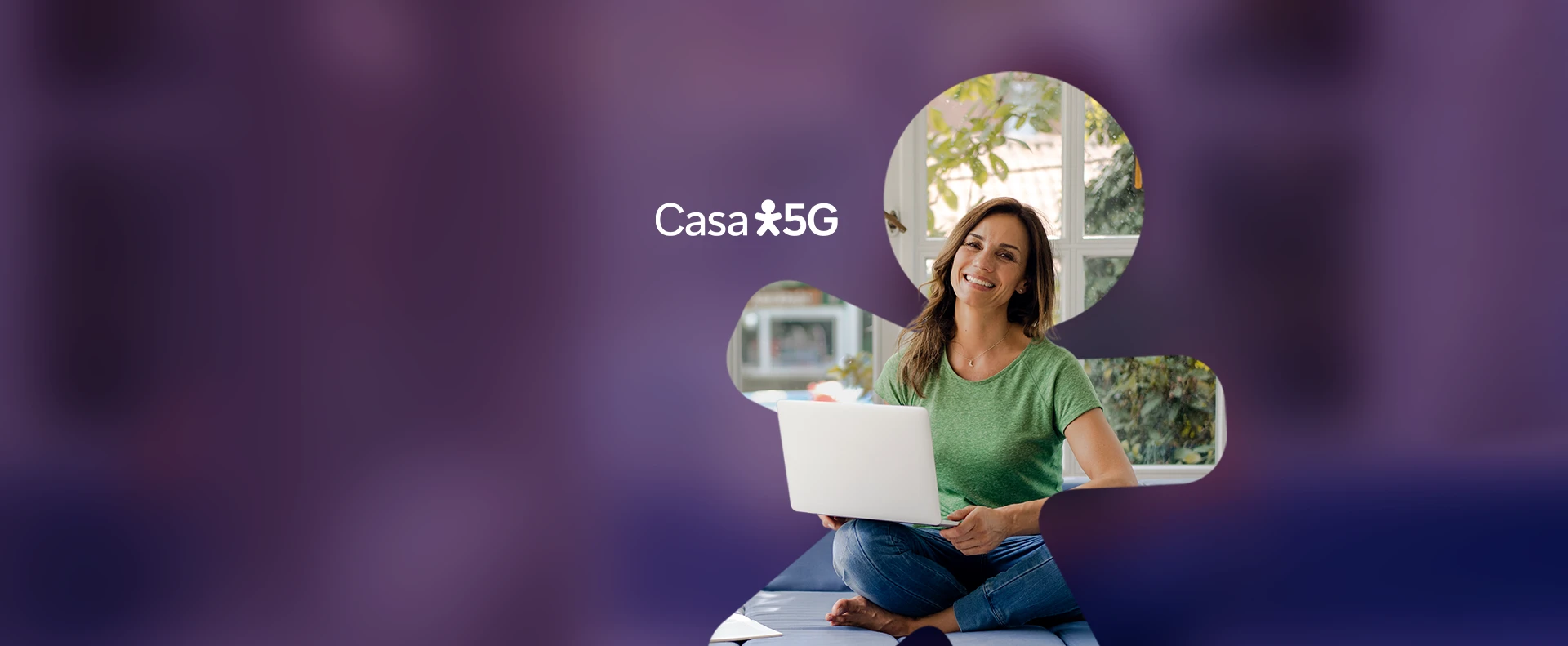 Imagem de mulher com notebook dentro do vivinho, ao lado logo Casa Vivo 5G.