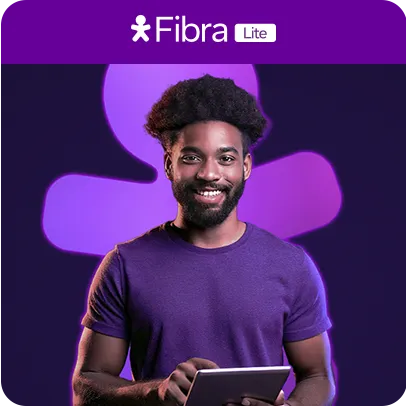 Imagem de um homem sorrindo olhando para frente com um tablet na mão