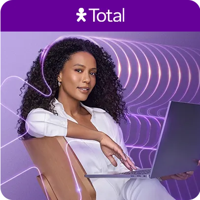 Imagem de uma mulher sentada segurando um computador na mão