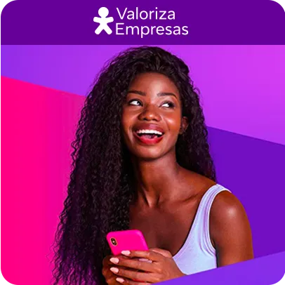 Imagem de uma mulher sorrindo e um celular na mão