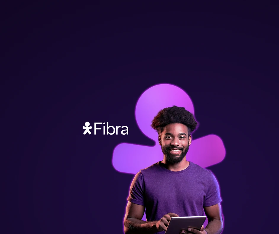 Imagem de uma pessoa segurando um tablet, vivinho atrás e ao lado logo Vivo Fibra