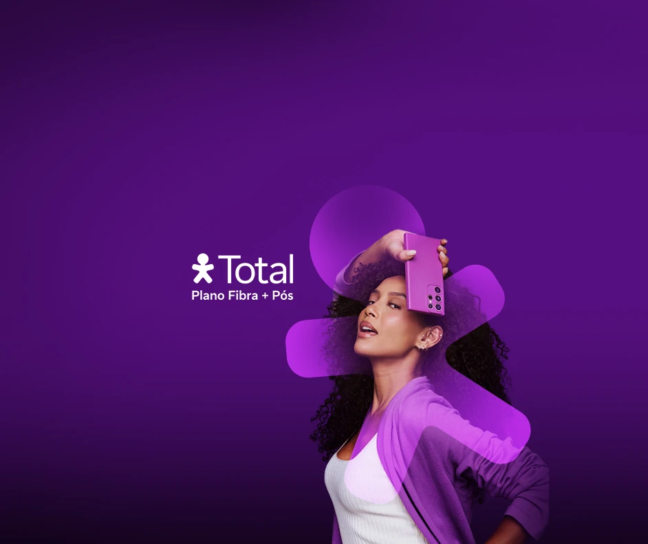 Imagem de Taís Araújo posando com celular na mão e vivinho ao seu redor, ao lado o logo Vivo Total.