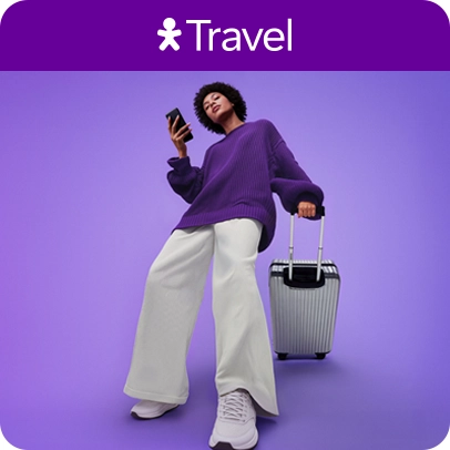Imagem de uma pessoa segurando um celular em uma mão e uma mala em outra, acima logo Vivo Travel