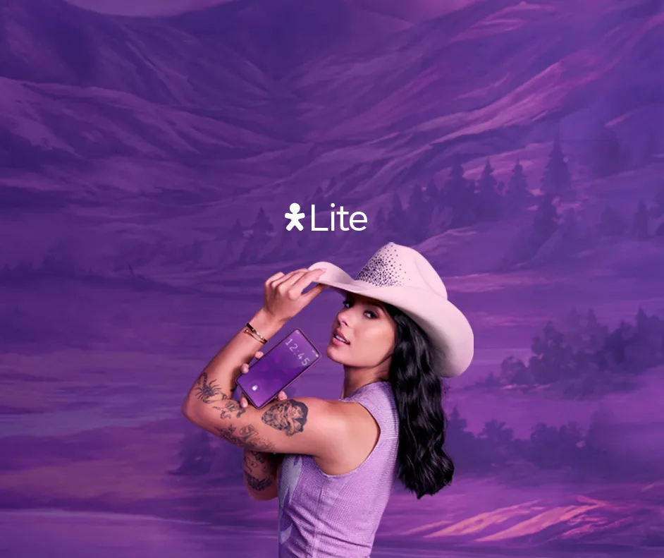 Ana Castela com chapéu rosa e segurando celular. Ao lado logo Vivo Lite.