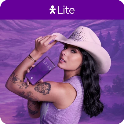 Ana Castela com chapéu rosa e segurando celular. Acima logo Vivo Lite.