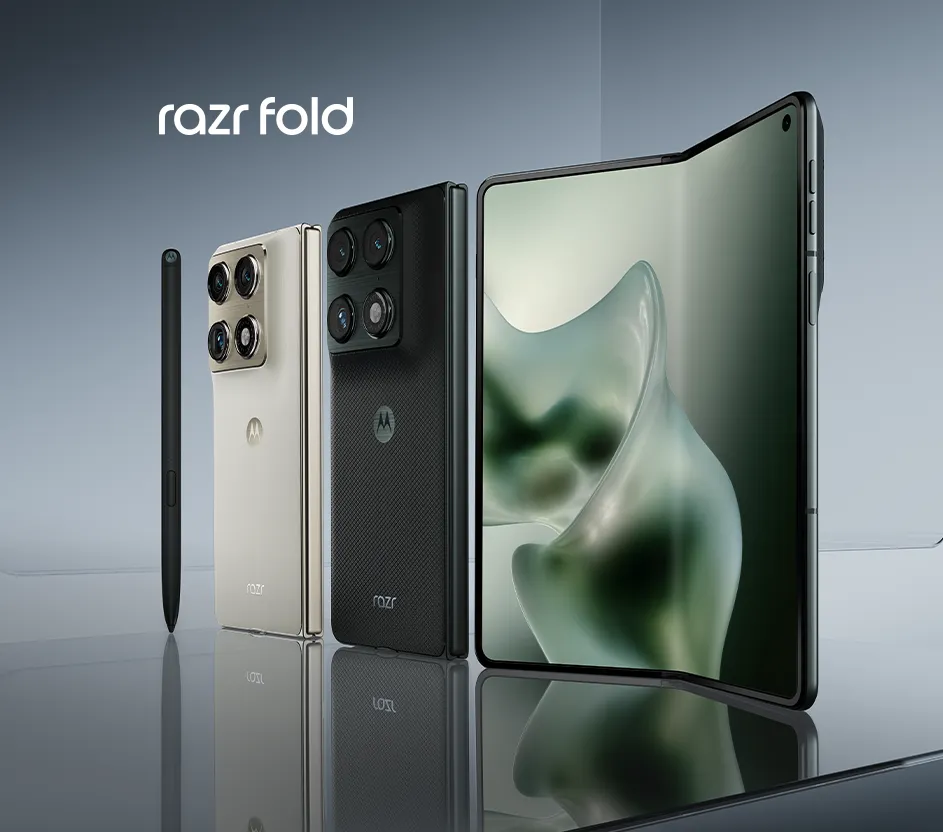 Três aparelhos da linha Motorola Razr Fold e uma caneta ao lado.