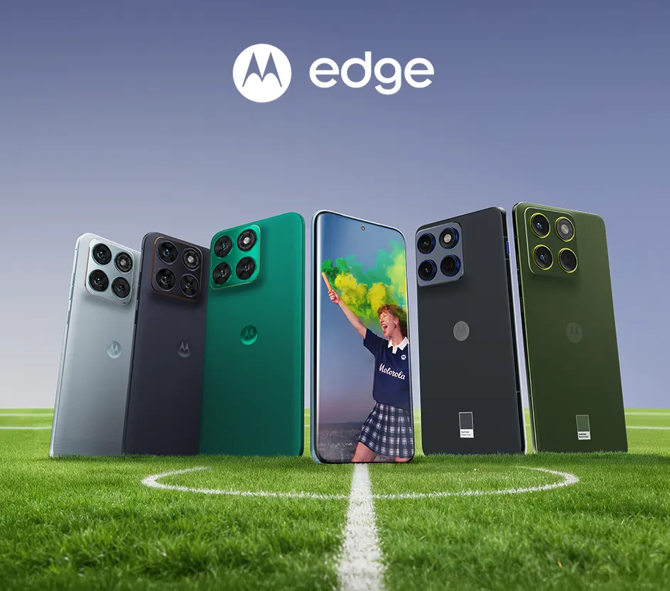 Imagem de aparelhos Motorola da linha Edge em um campo de futebol.