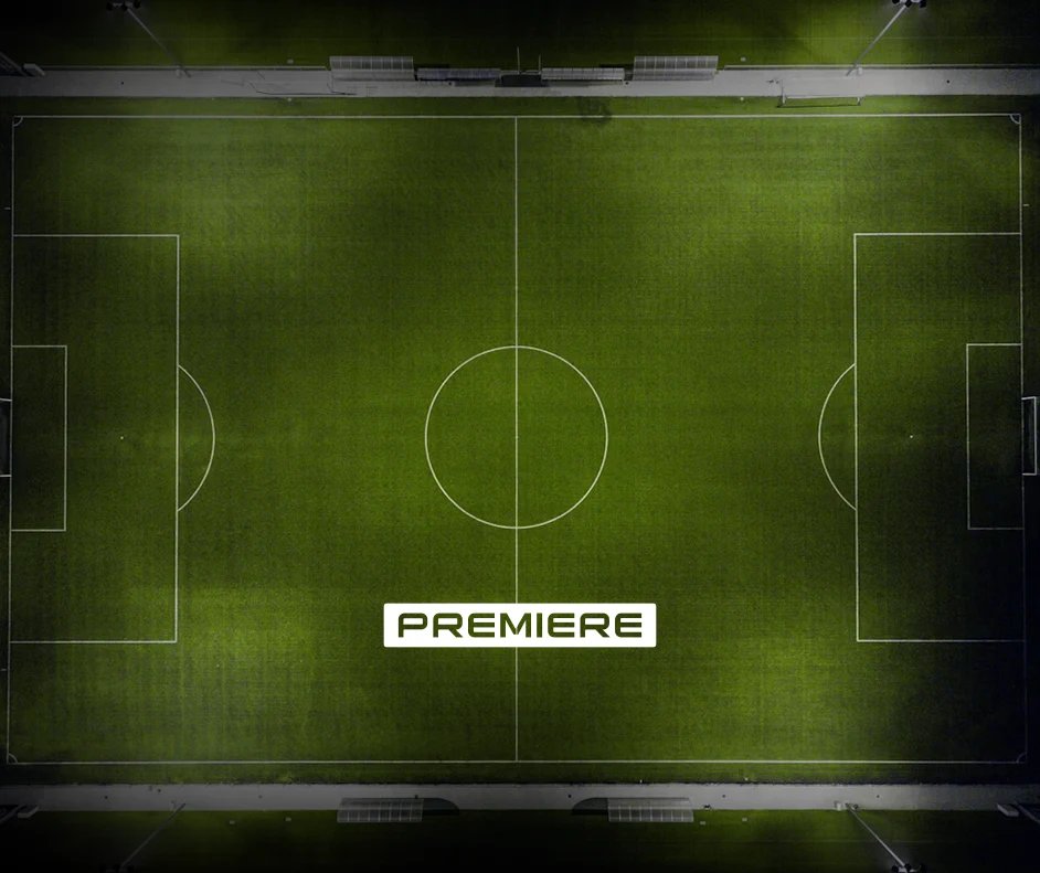 Logotipo do Premiere centralizado sobre campo de futebol visto de cima.