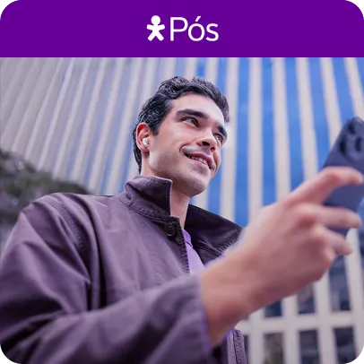 Pessoa segurando smartphone em frente a edifício com destaque para Vivo Pós.