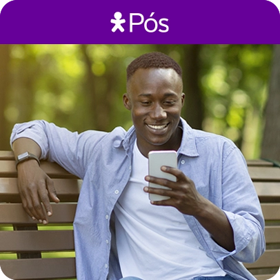 Imagem de um homem sentado numa praça, sorrindo, enquanto segura celular, acima o logo Vivo Pós