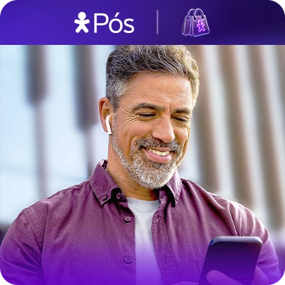 Homem sorrindo pro celular de fone de ouvido, com logo Vivo Pós acima com sacolinha Purple Friday.