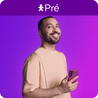 Imagem de um homem sorrindo segurando um celular na mão com fundo roxo e rosa