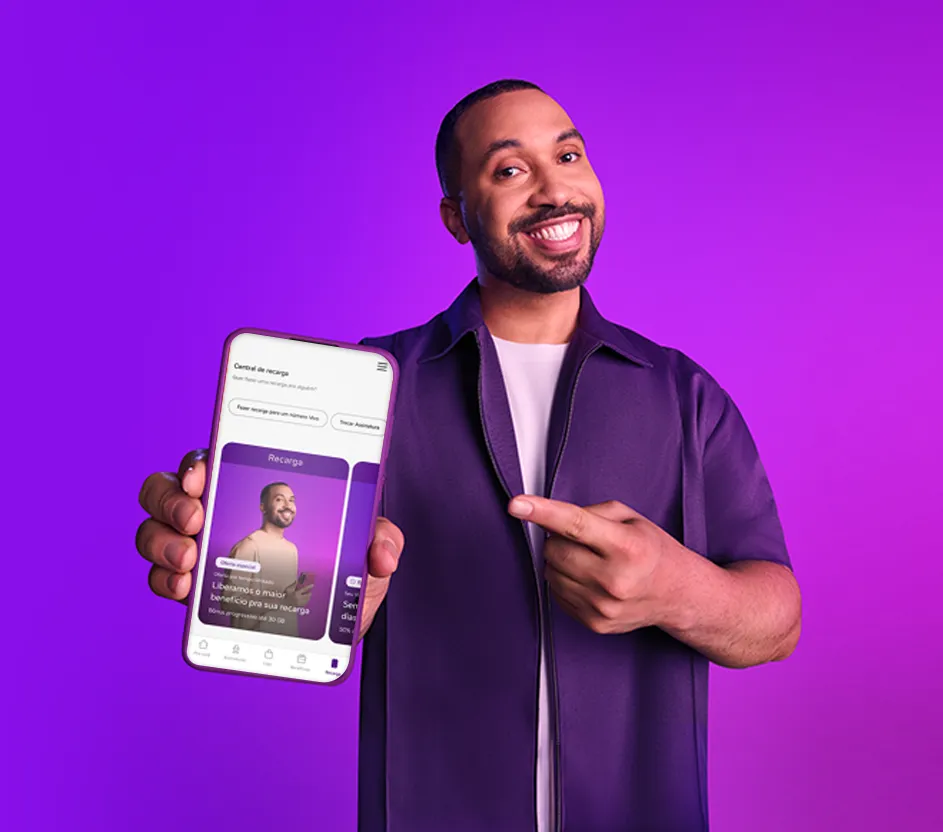 Gil do Vigor apresenta tela do App Vivo com opções de recarga em fundo roxo.