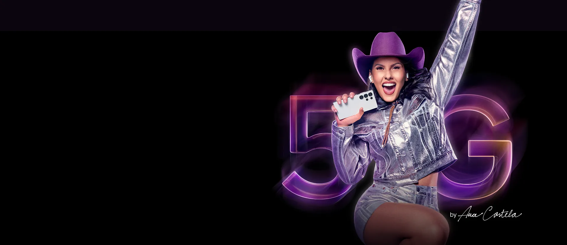 Imagem de uma mulher feliz com um celular na mão e atrás o logo Vivo 5G