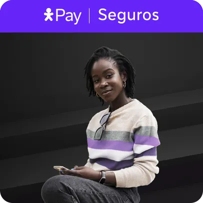 Mulher sorridente segurando um celular. Lê-se: Vivo Pay, Seguros.