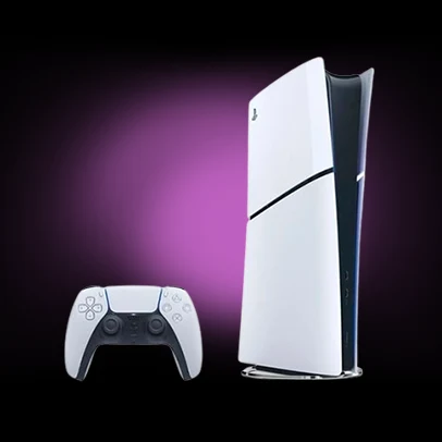 PlayStation 5 na vertical ao lado de controle DualSense sobre fundo roxo.