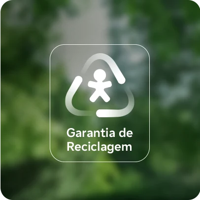 Selo Garantia de Reciclagem com ícone de reciclagem sobre fundo verde desfocado.