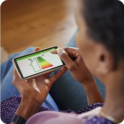 Pessoa consulta classificação de eficiência energética em smartphone.
